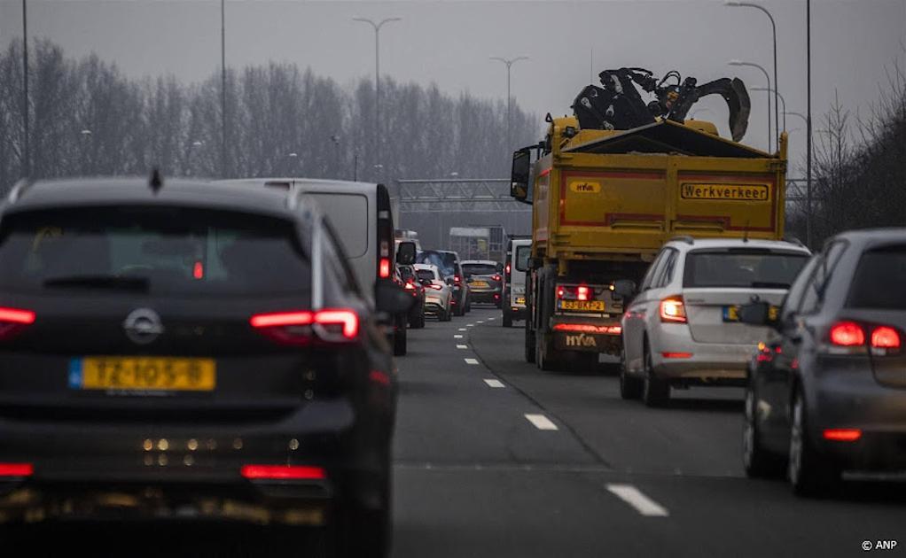 Door asfaltschade ook vandaag vertraging op A28 bij Amersfoort