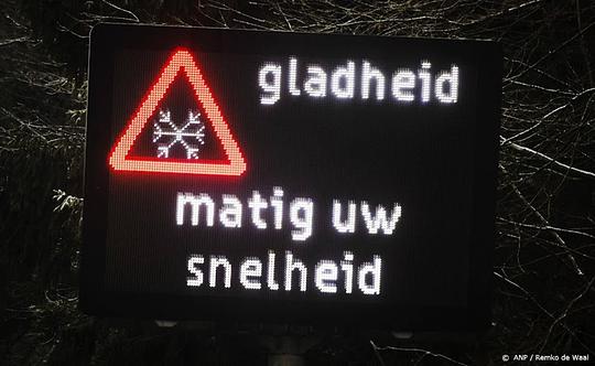 Spitsstroken dicht en ongevallen door sneeuw en gladheid