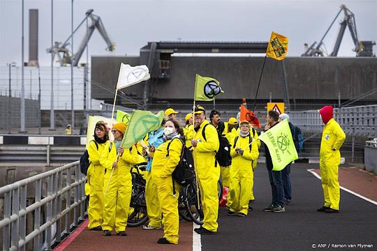 Politie verwijdert klimaatactivisten XR van sluis IJmuiden