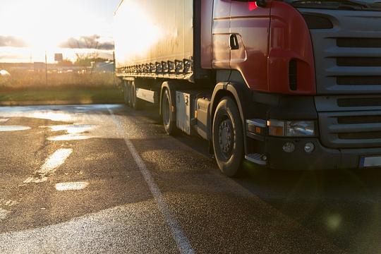 Vrachtwagen veroorzaakt flinke schade aan pand Aldi Almelo