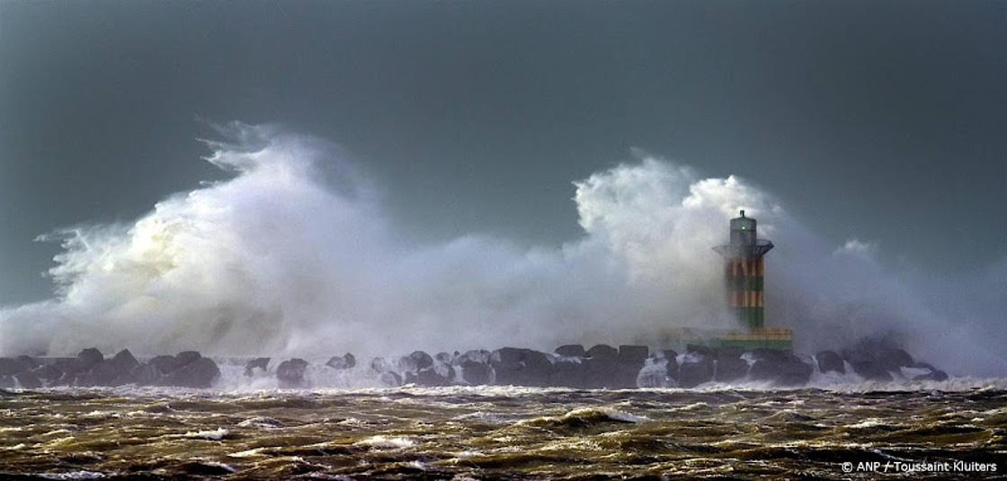 Zuidpier in IJmuiden per direct gesloten vanwege stormschade aan wegdek